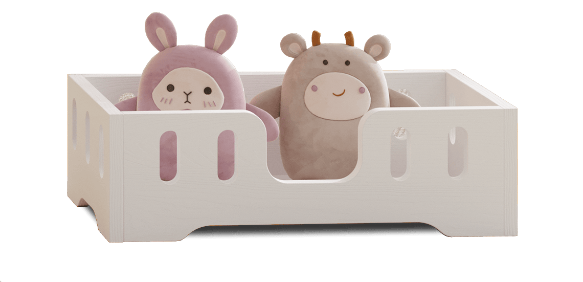 Drewniane łóżko dla lalek z podłużnymi wycięciami w barierkach ze sklejki sosnowej w kolorze białym